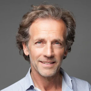 Кто озвучивает Стефана Фрейсса