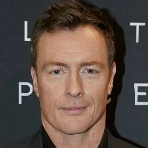 Кто озвучивает Тоби Стивенса