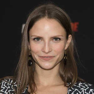 Кто озвучивает Паулетту Эрнандес