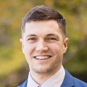 Кто озвучивает Криса Массолию